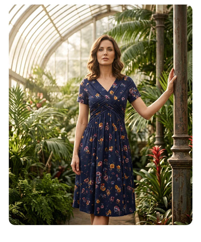 🌺👗 Blommig klänning med V-ringning och markerad midja